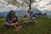 Zwei Personen beim Bikepacking, sie richten ihr Lager ein.