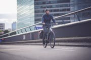 Ein Mann auf einem E-Bike in der Stadt.