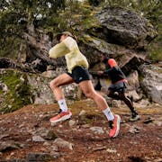 Zwei Personen beim Trailrunning im Wald.