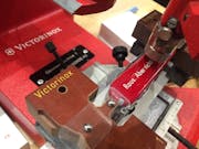 Eine Maschine graviert ein Sackmesser von Victorinox.