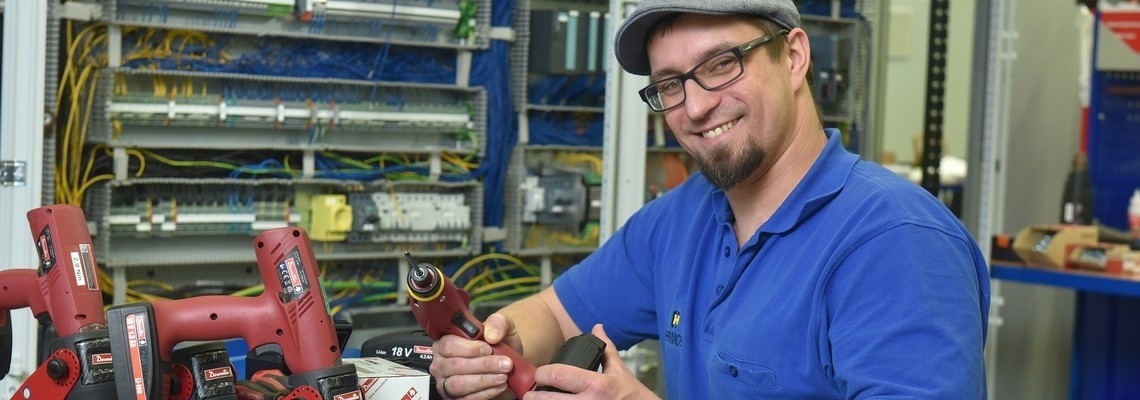 Operator using Desoutter tools at Hermos Schaltanlagen GmbH plant