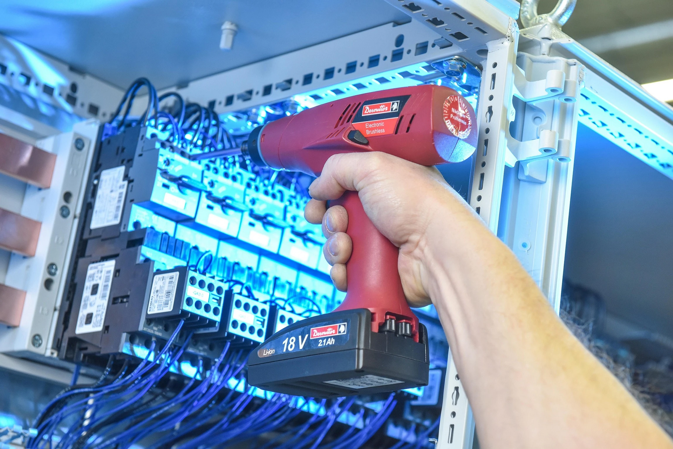 Elit screwdriver with pistol grip enables ergonomic work
