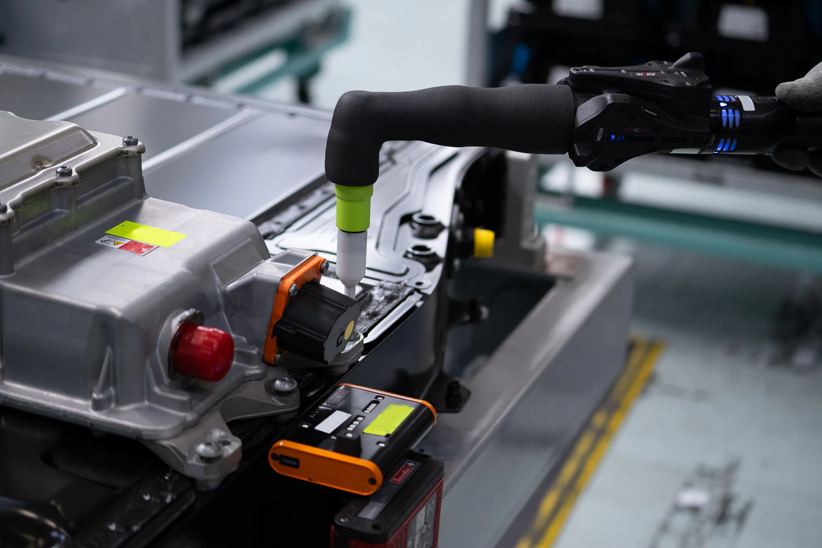 Real time location system on a battery assembly line