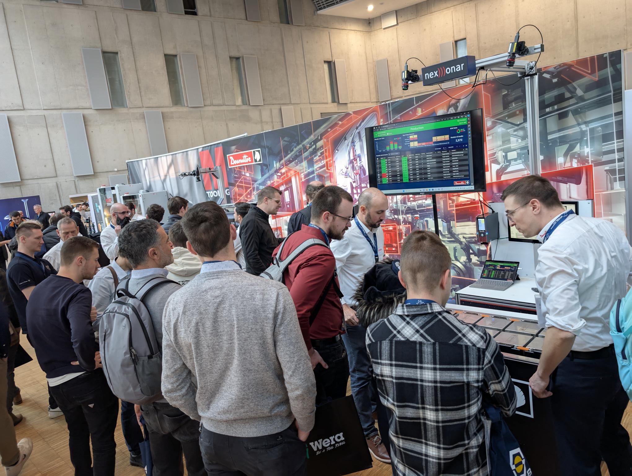 Messestand mit Besuchern