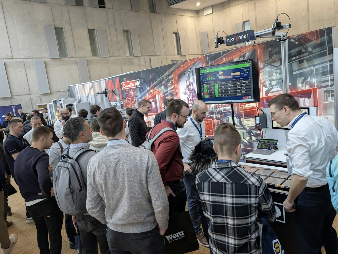 Messestand mit Besuchern