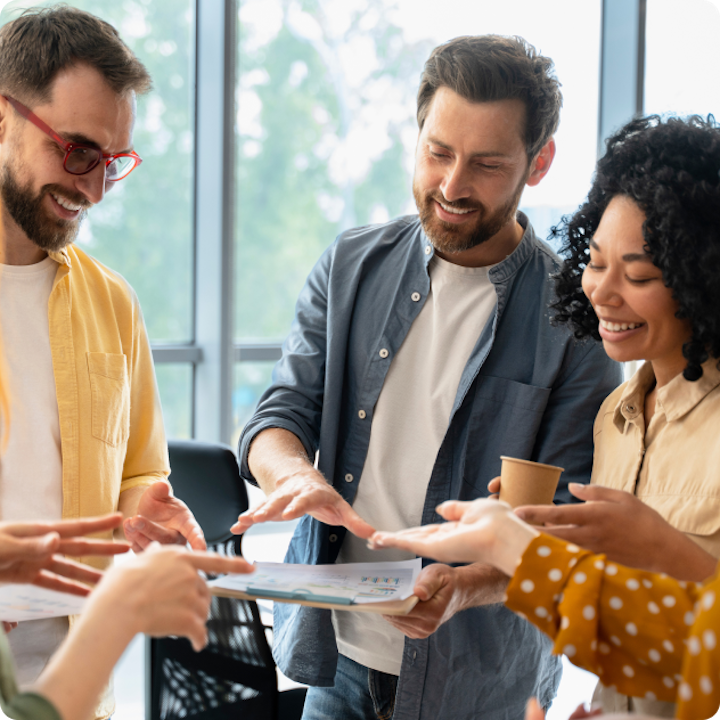 Un groupe de 3 personnes discutent des formations inter avec cursus personnalisé