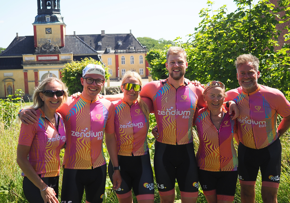 Holdfoto af seks cykelryttere foran Ledreborg Slot