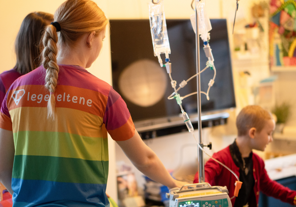 Legeheltene på hospitalet sammen med indlagt barn med dropstativ