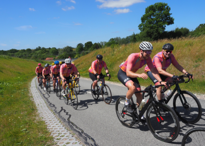 Cykelryttere på landevejen i gruppe