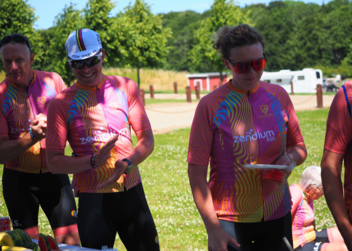 Tre cykelryttere i kø til forplejning