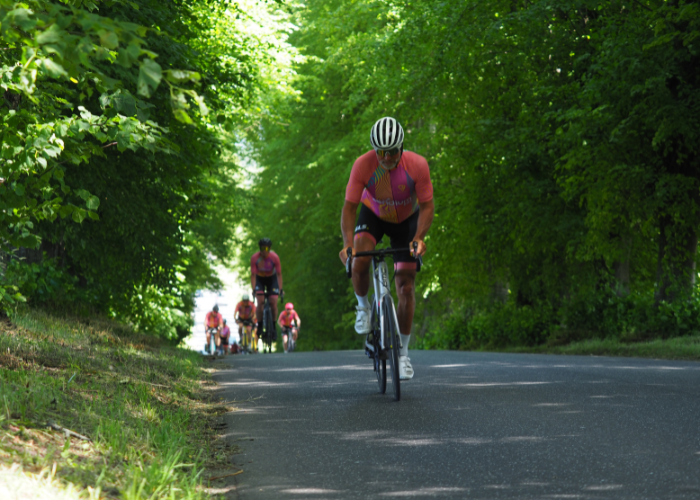 Cykelrytter på vej op ad bakke inde i skoven