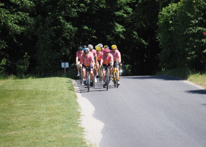 Cykelholdet kommer kørende på landevej i kolonne to og to