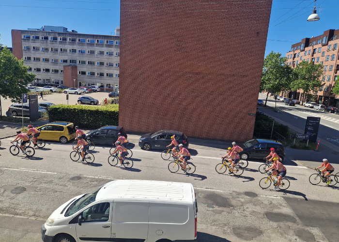 Foto oppefra af cykelholdet på vejen ind til Welcome House i Valby