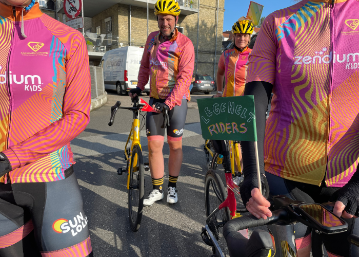 Rytterne klar til afgang fra Aalborg med små heppeflag på cyklerne som børnene har lavet