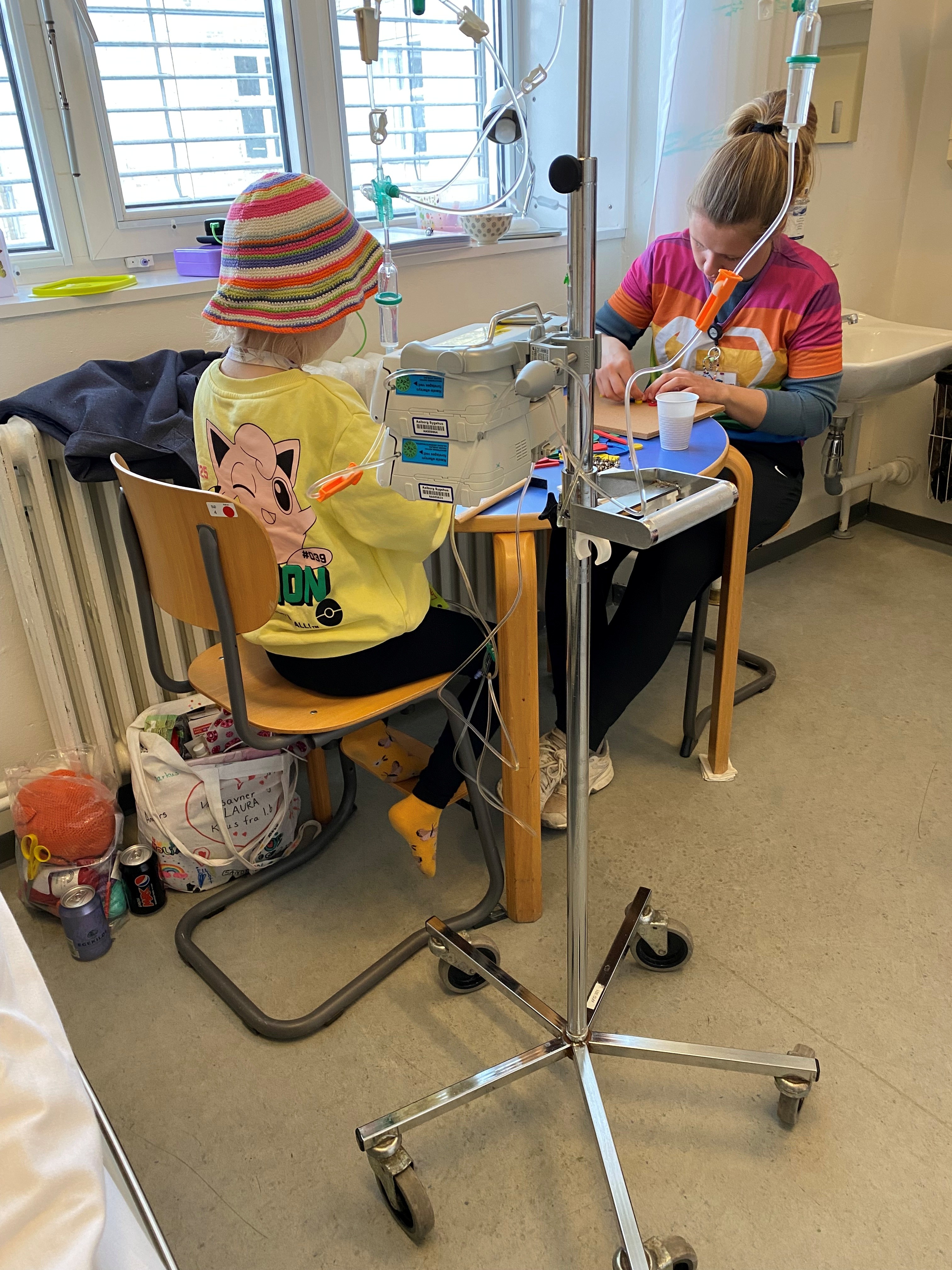 Laura får behandling og spiller et spil med en legehelt