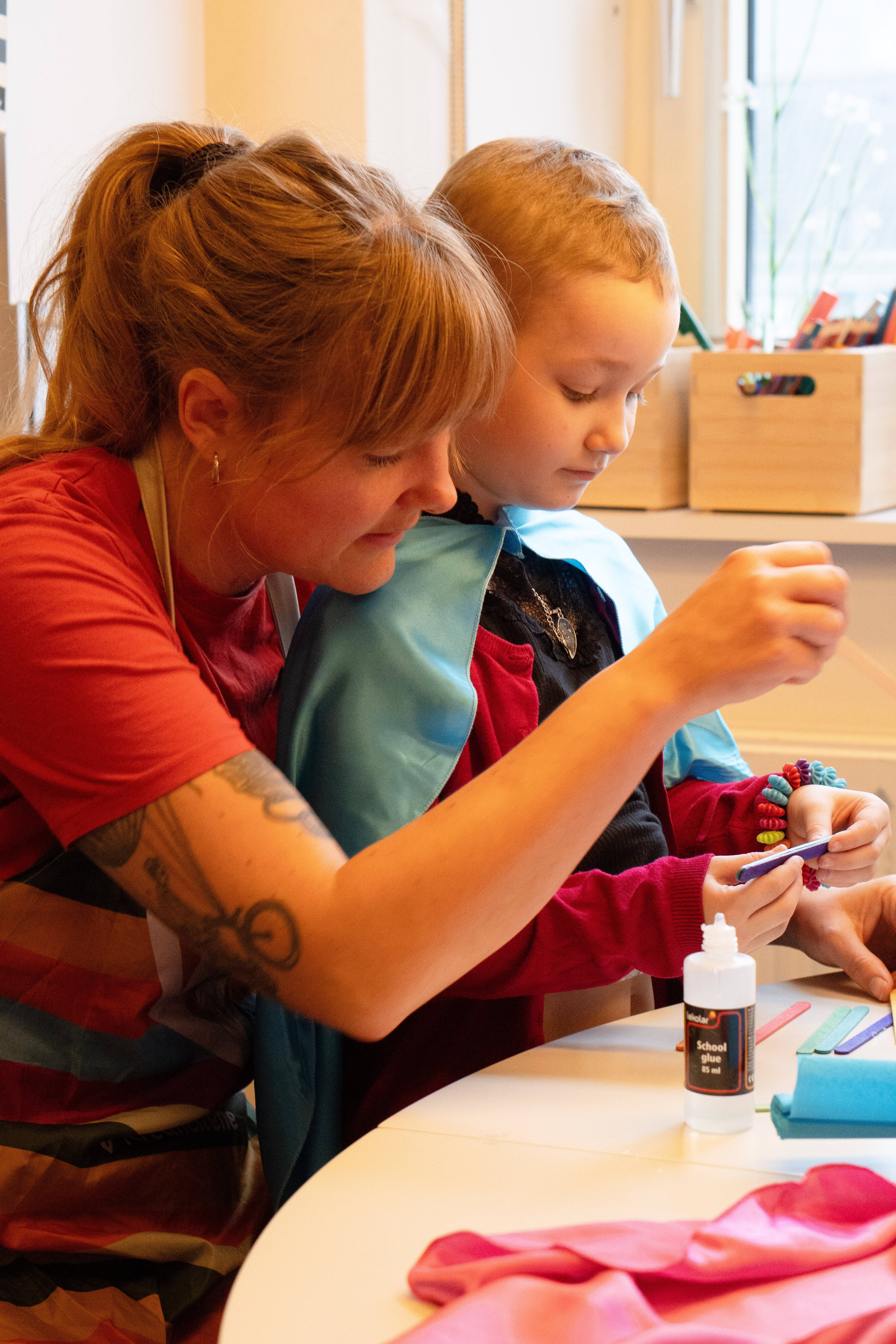 Laura leger og klippeklistrer med legehelt Sofie