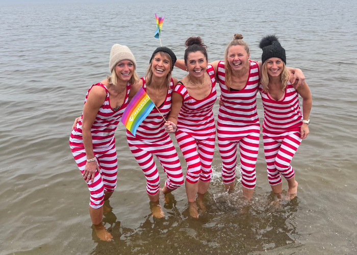 5 damer i gammeldagsbadedragter fællesfoto i vejle fjord