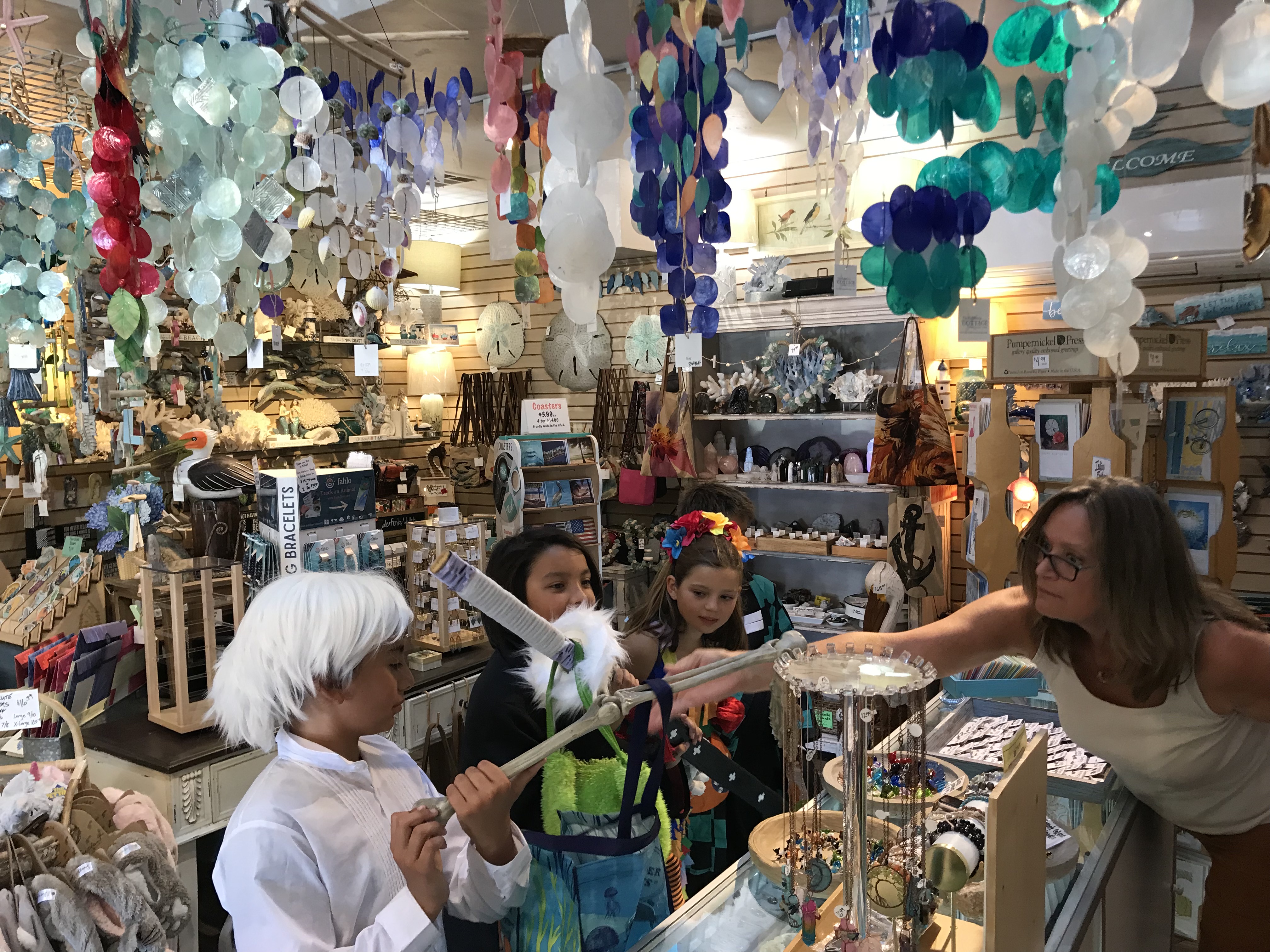 Img: people, person, adult, female, woman, handbag, glasses, child, girl, urban