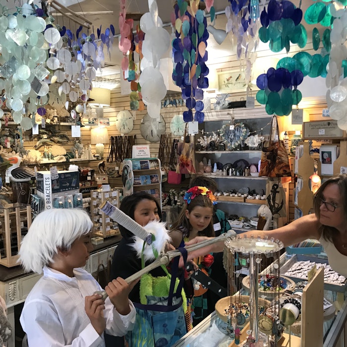 Img: people, person, adult, female, woman, handbag, glasses, child, girl, urban