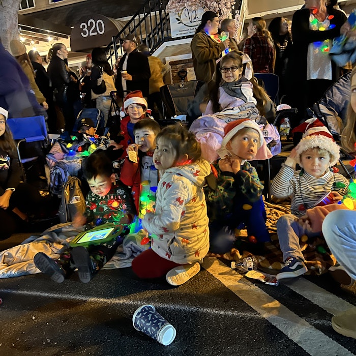 Img: adult, female, person, woman, shoe, urban, handbag, glasses, male, man