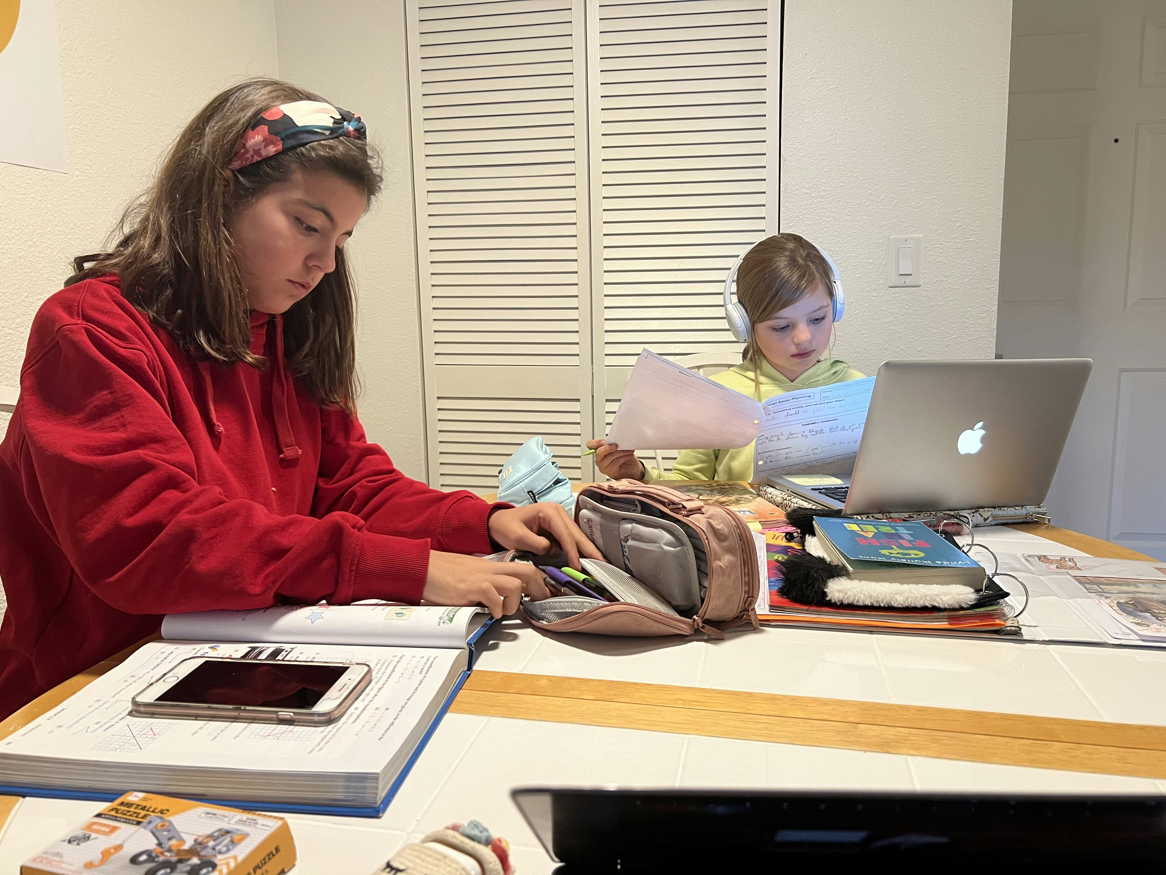 Img: computer, laptop, pc, table, headphones, person, mobile phone, desk, people, handbag