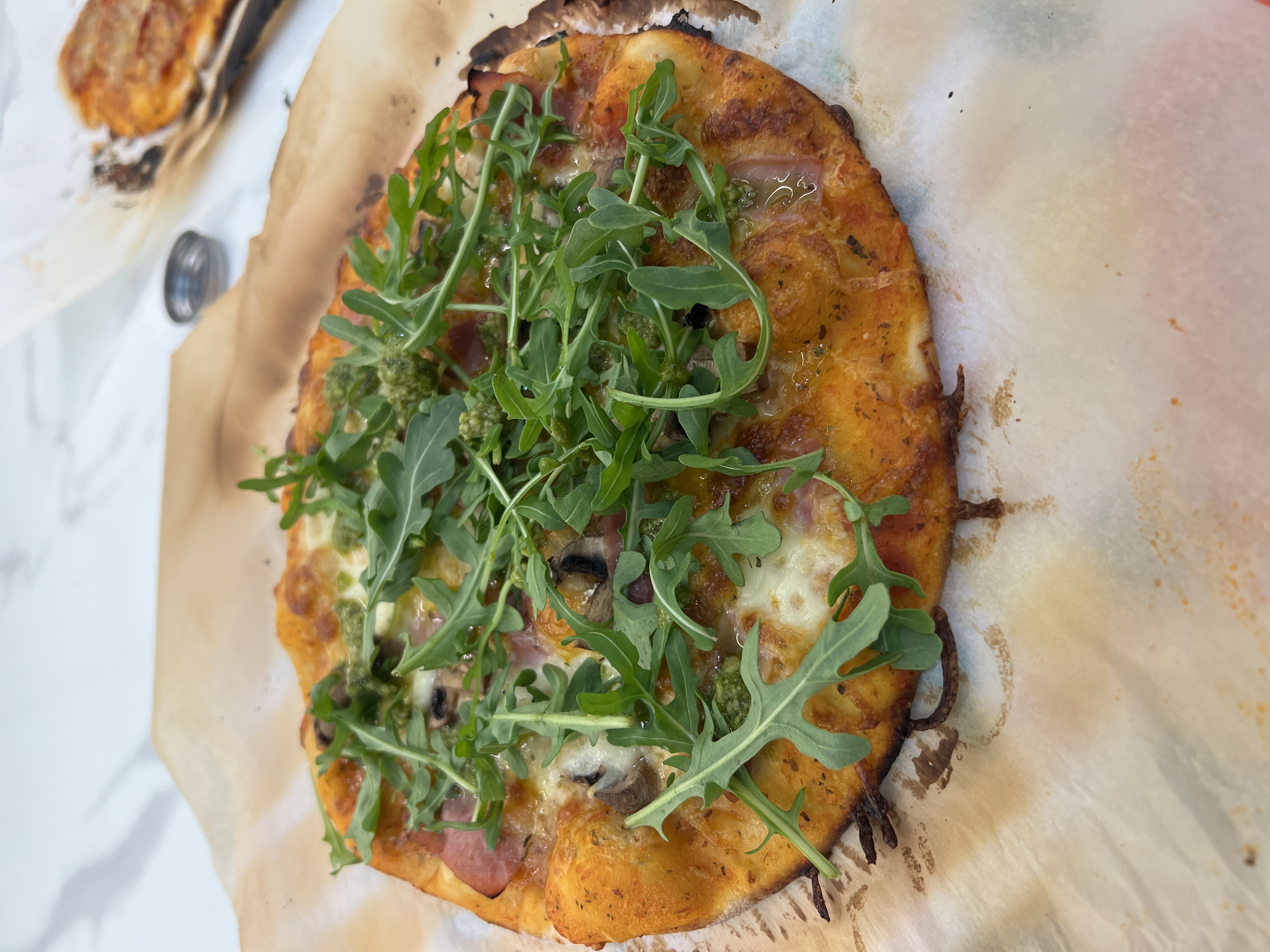 Img: arugula, food, leafy green vegetable, plant, produce, vegetable, pizza, food presentation