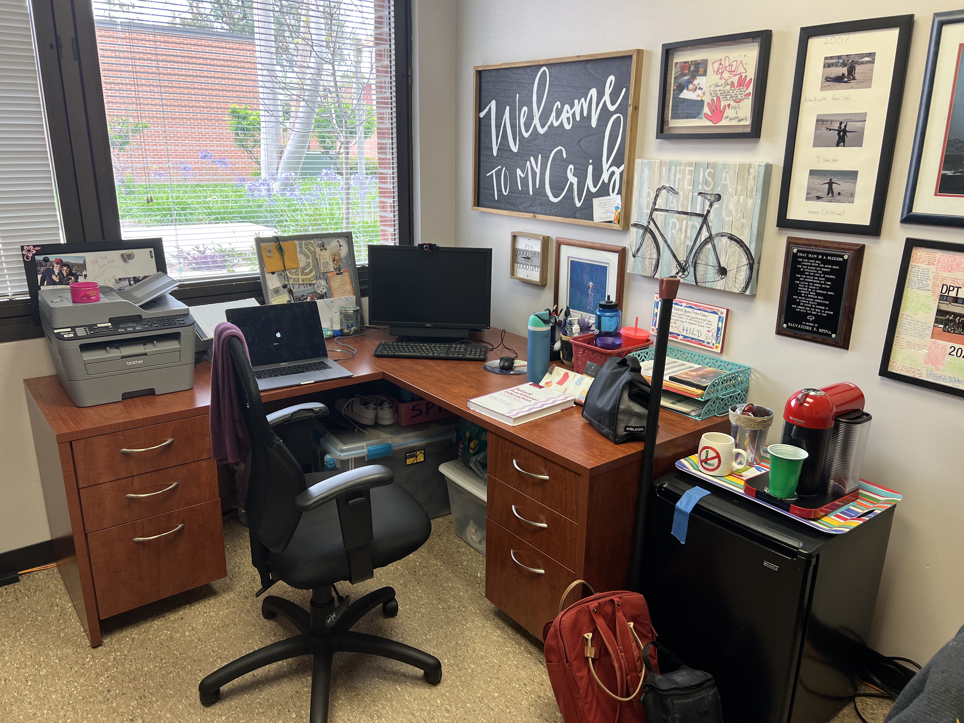 Img: furniture, table, desk, computer keyboard, handbag, cup, monitor, box, chair, laptop