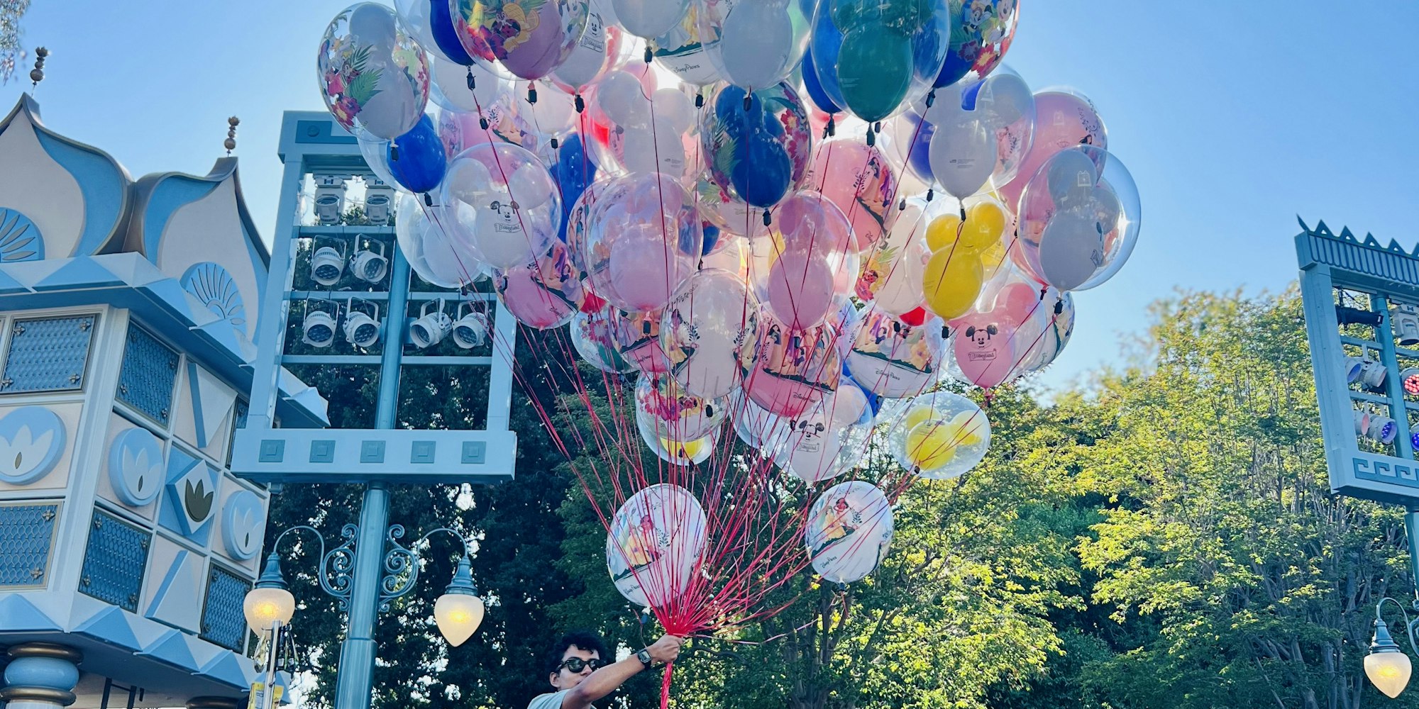 Img: balloon, person, shoe, handbag, adult, male, man, glasses, wristwatch, people