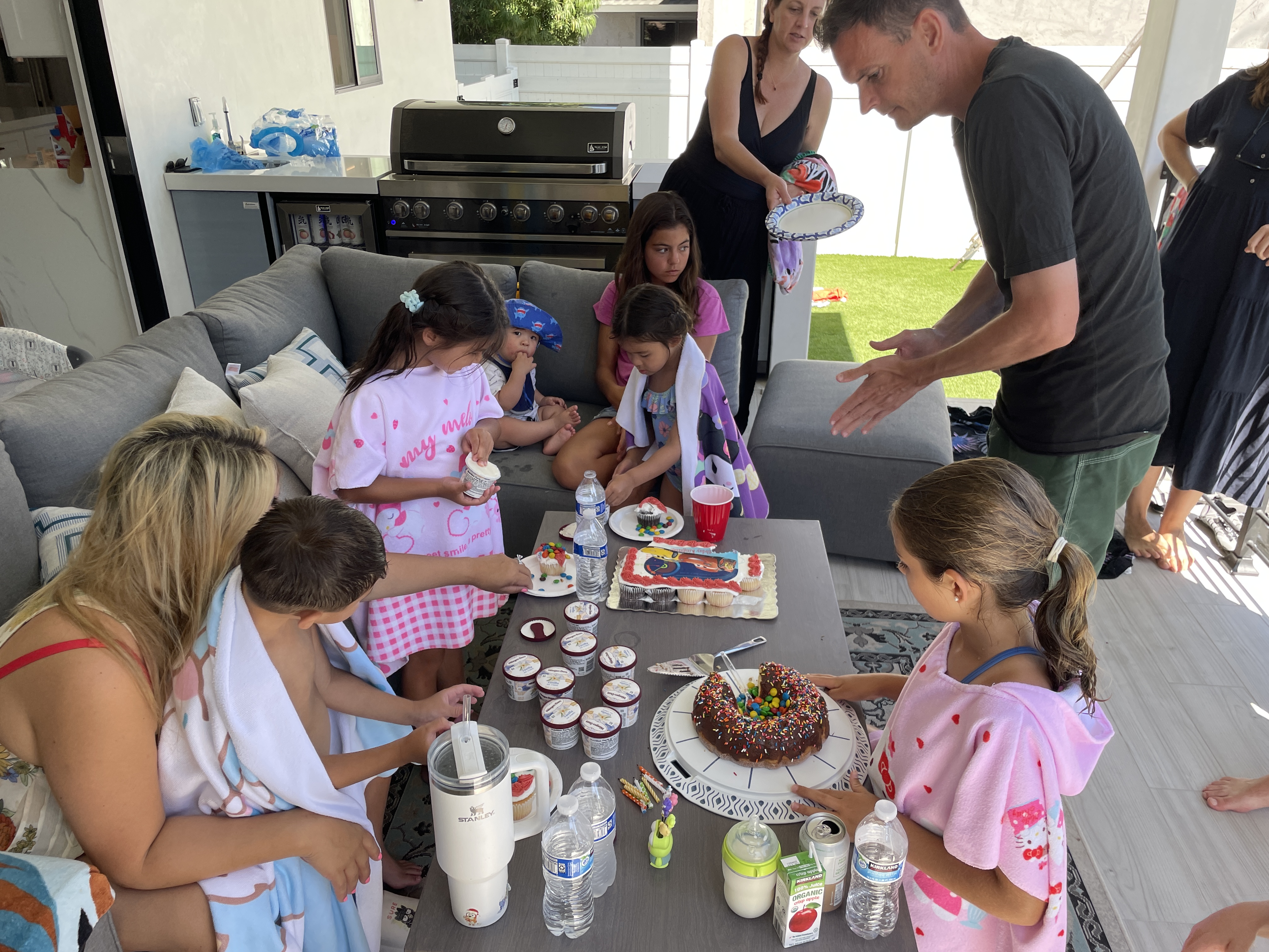 Img: people, person, icing, adult, female, woman, child, girl, cup, man