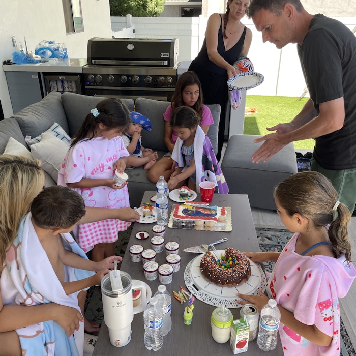 Img: people, person, icing, adult, female, woman, child, girl, cup, man