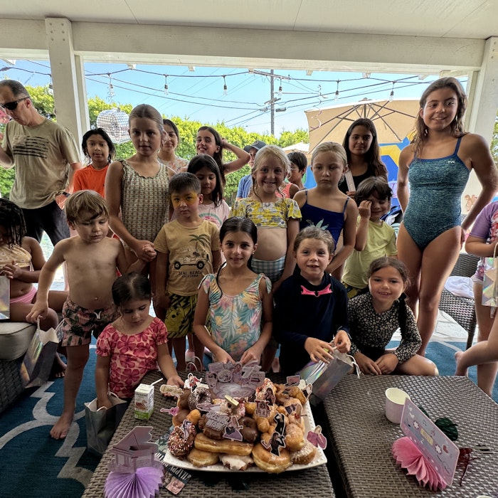 Img: people, person, lunch, meal, couch, icing, handbag, portrait, child, girl