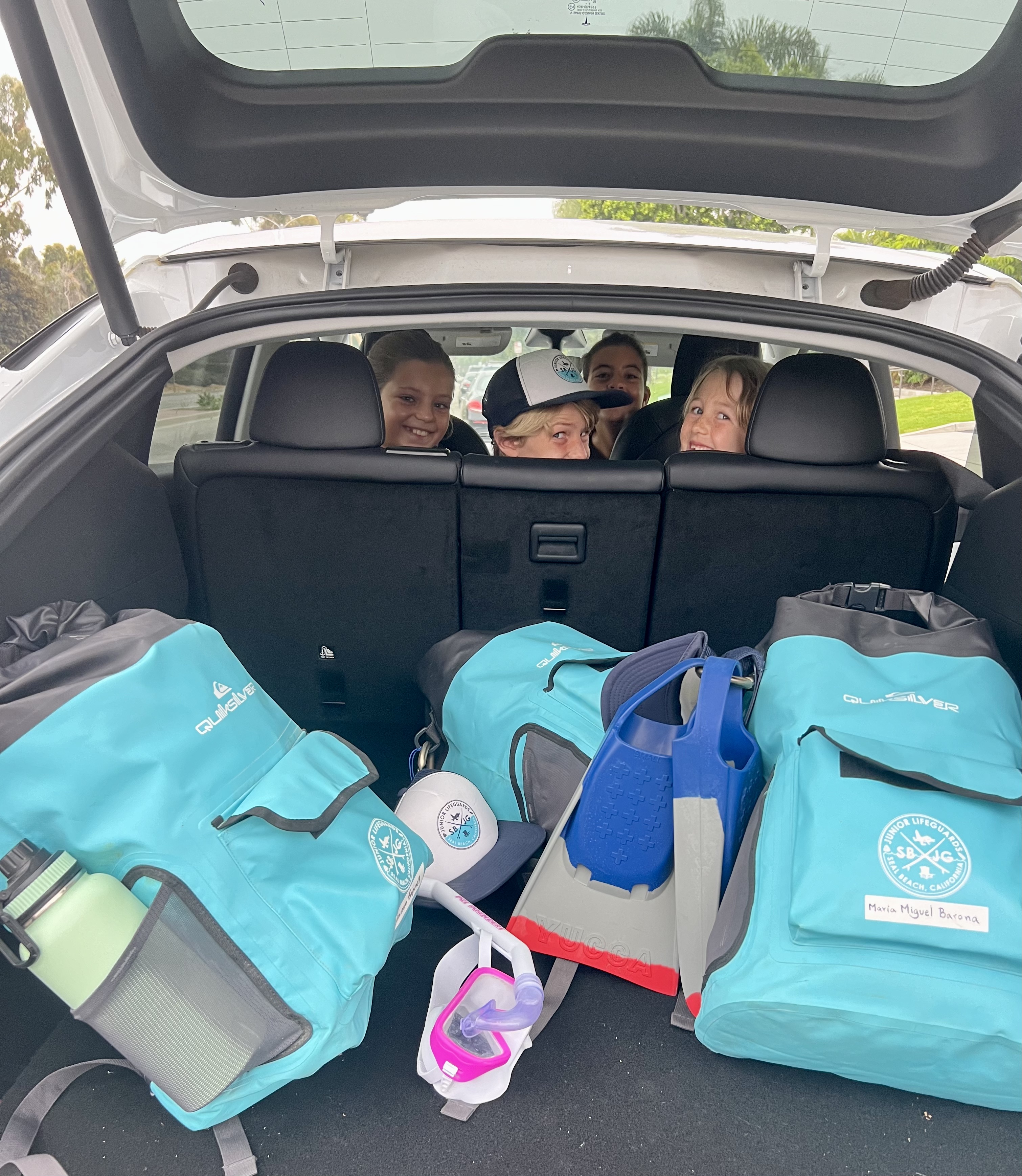 Img: person, clothing, hat, bag, handbag, chair, car, fun, vacation, car trunk