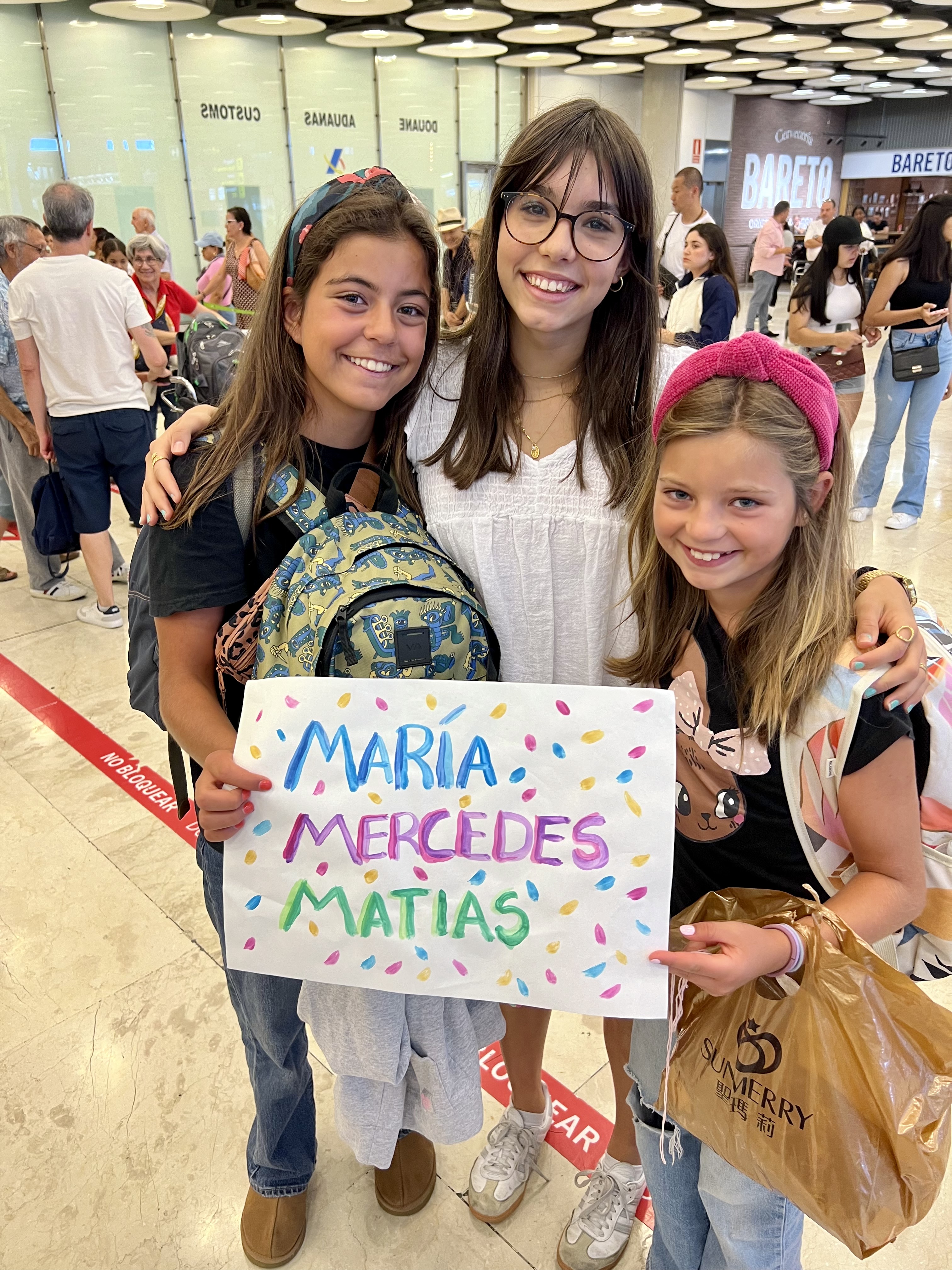 Img: person, portrait, shoe, people, handbag, glasses, pants, adult, male, man