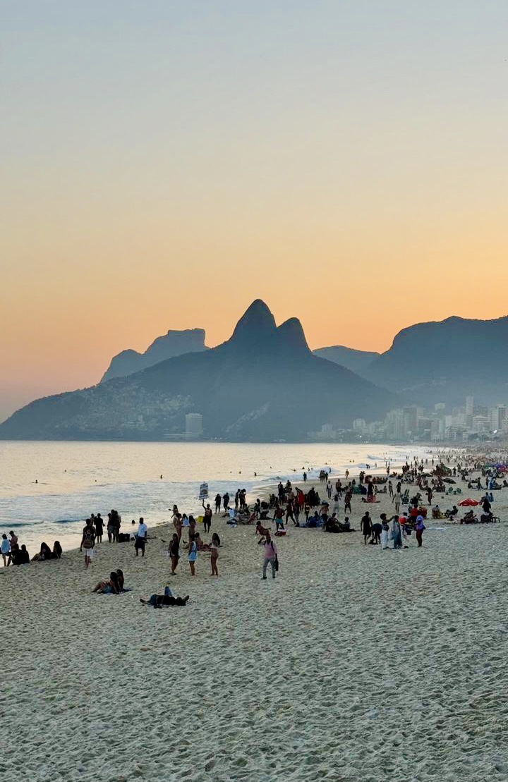 E054ae8f 441f 93d7 90f950387759: nature, outdoors, sky, horizon, sea, water, cityscape, urban, person, beach