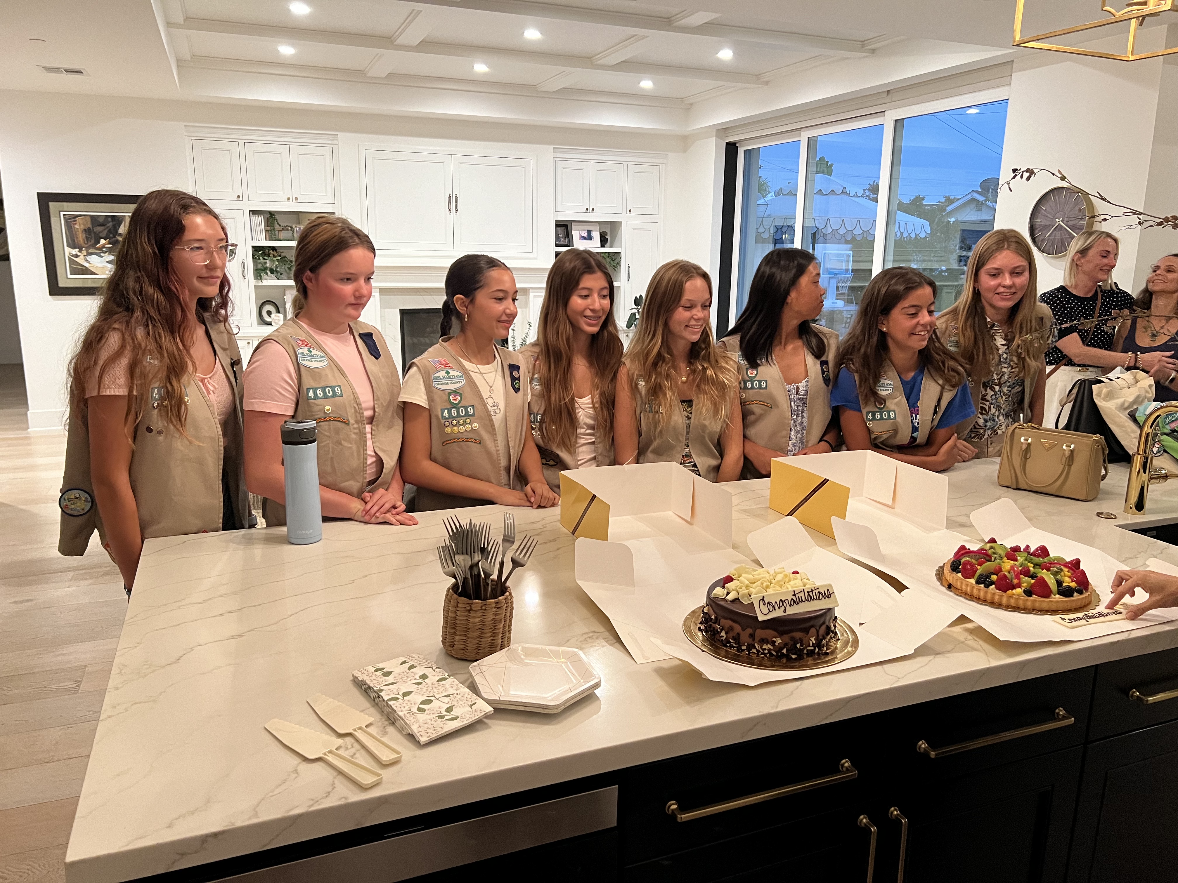 Img: people, person, adult, female, woman, cafeteria, restaurant, handbag, glasses, meal