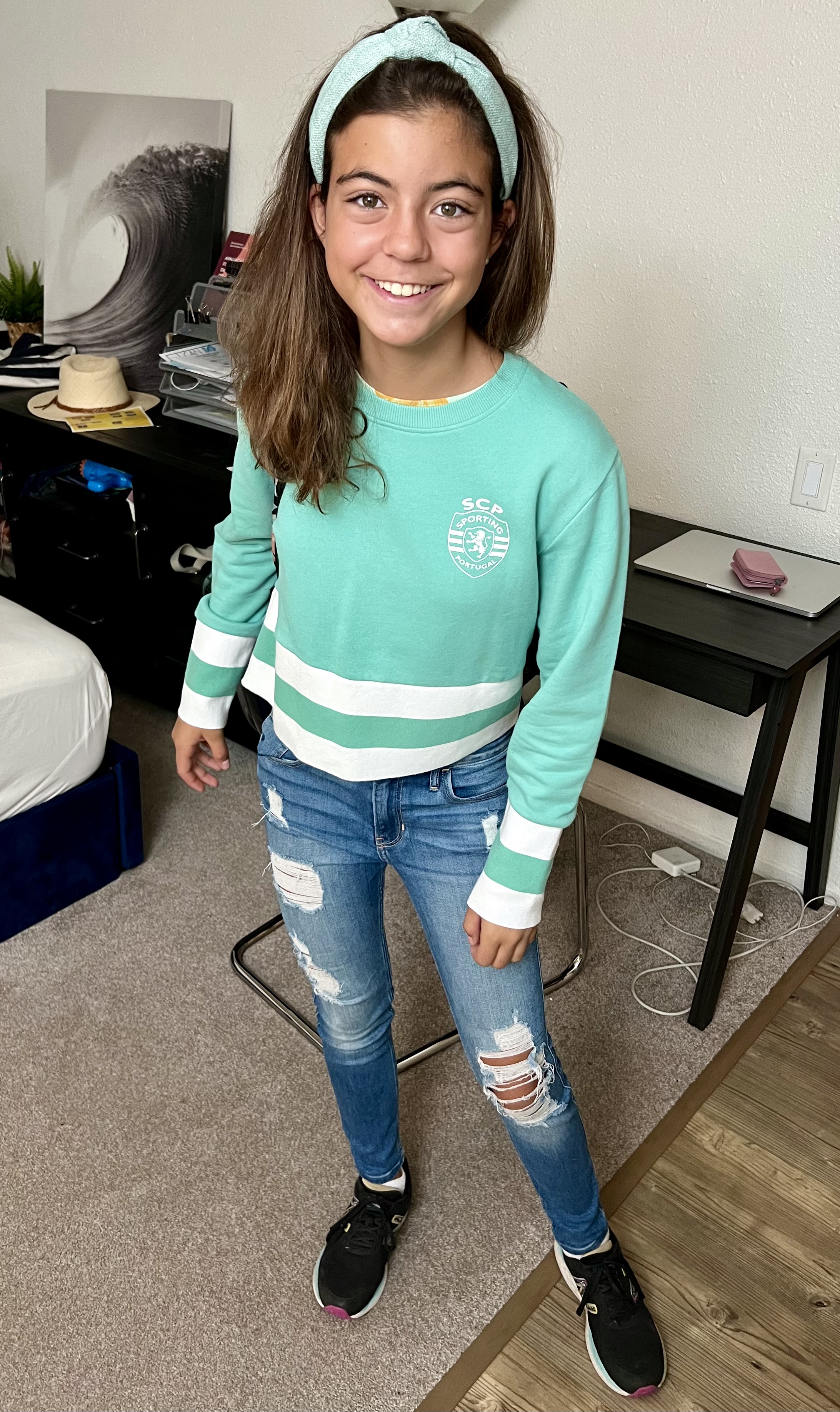 Img: clothing, pants, jeans, person