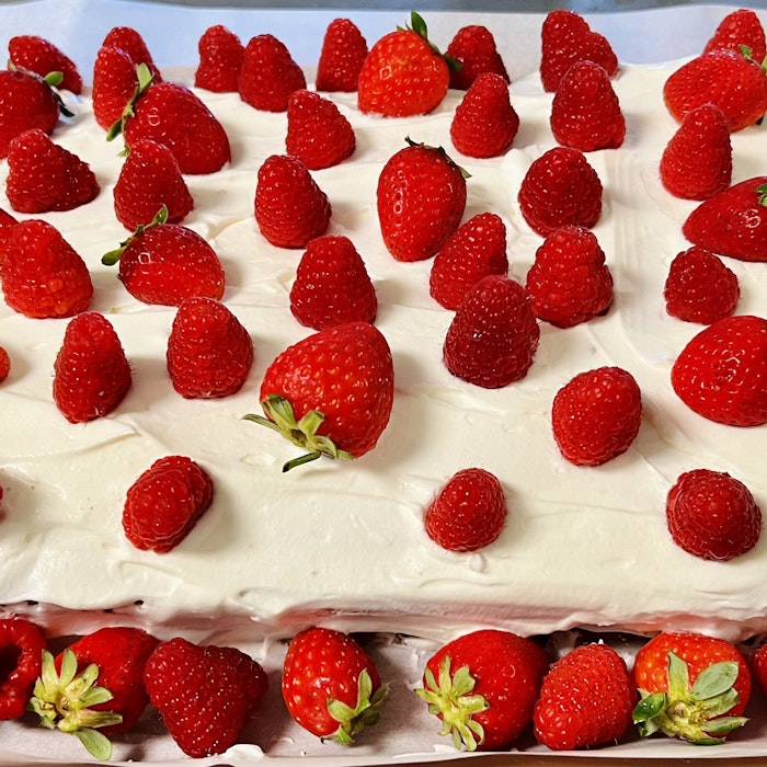 Img: birthday cake, cream, dessert, food, berry, fruit, produce, strawberry, food presentation, frozen yogurt