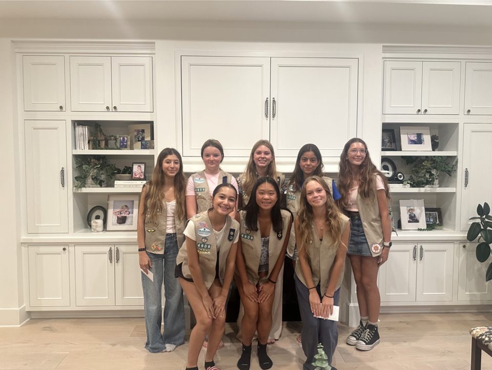 Img: groupshot, person, adult, female, woman, girl, teen, jeans, shorts, face