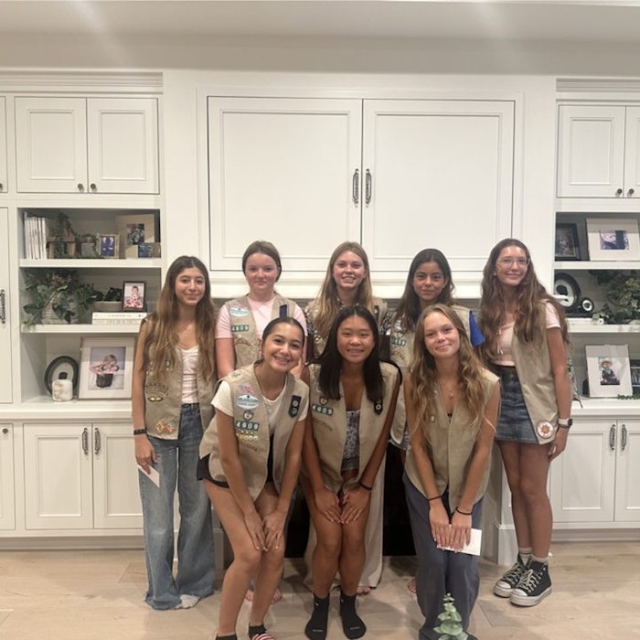 Img: groupshot, person, adult, female, woman, girl, teen, jeans, shorts, face