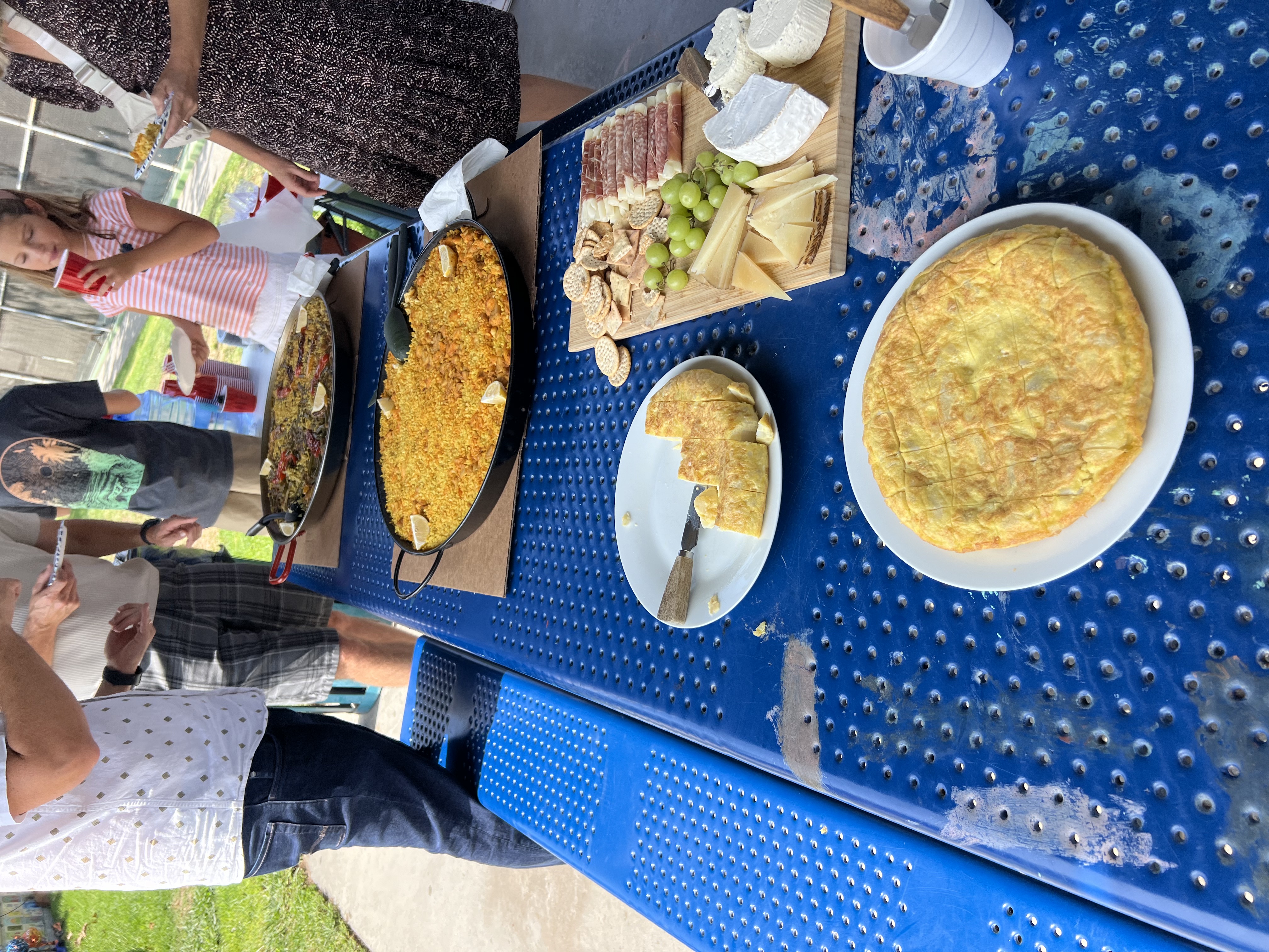 Img: adult, female, person, woman, child, girl, male, man, plate, food