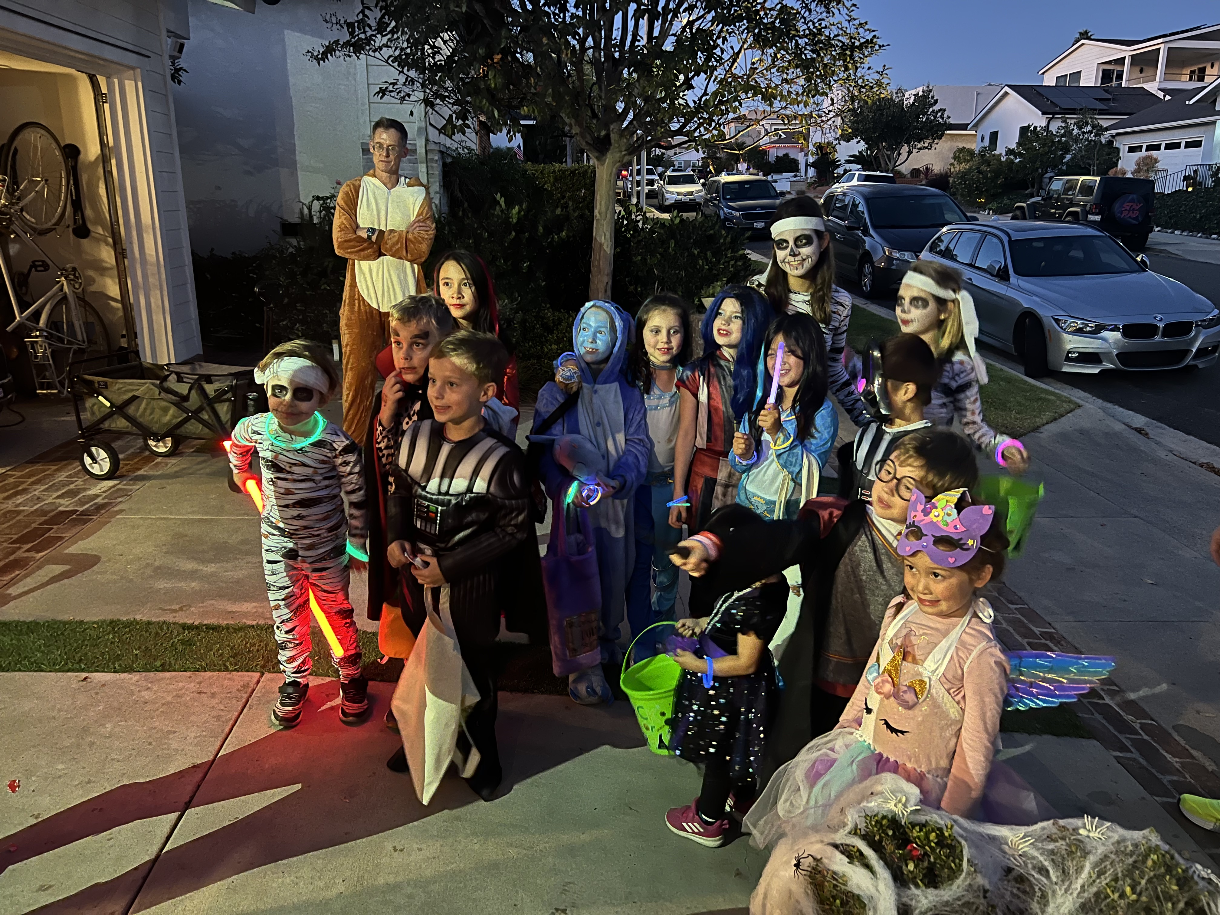 Img: handbag, shoe, boy, child, male, person, car, glove, bicycle, glasses