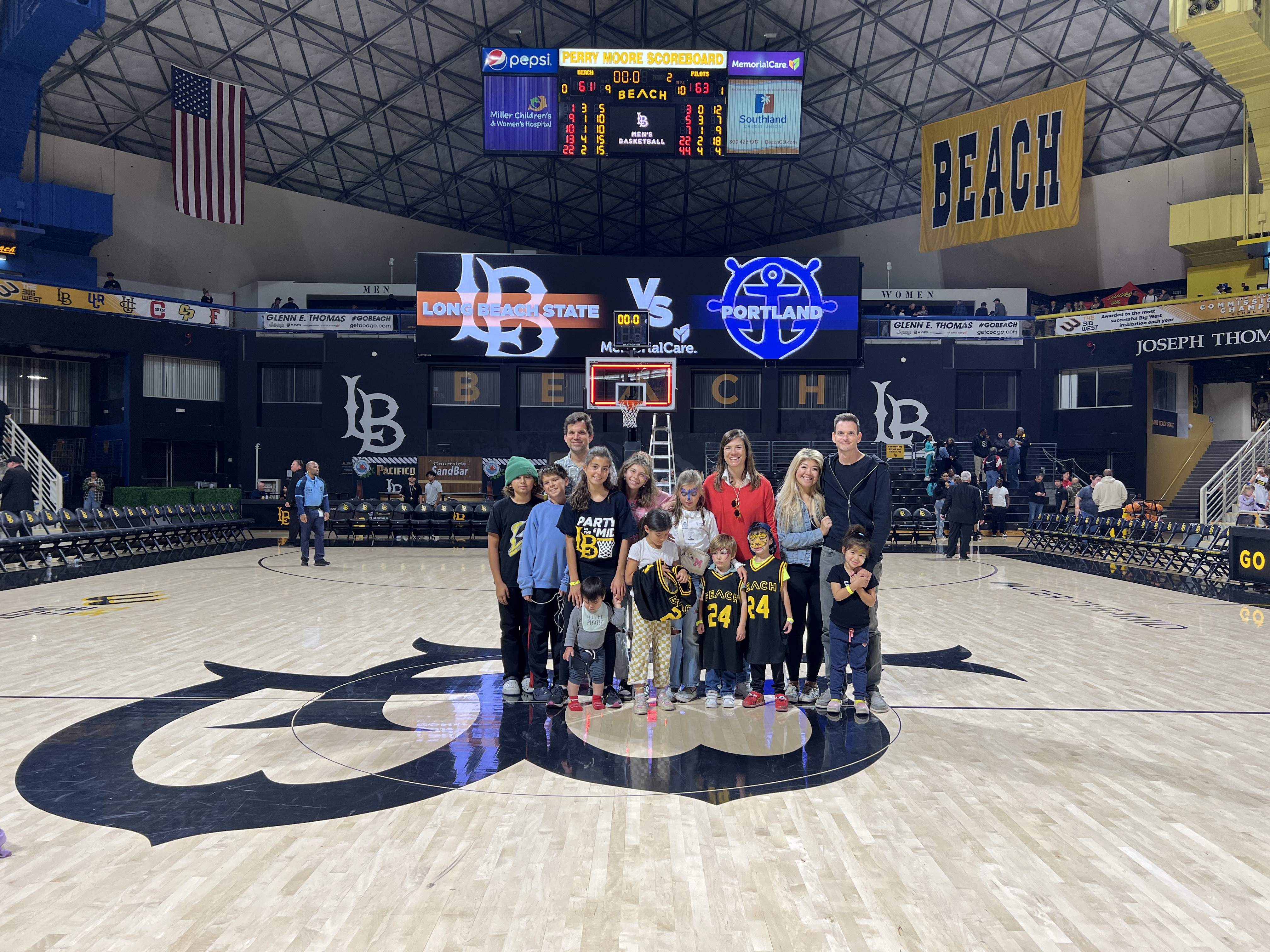 Img: people, person, basketball game, sport, scoreboard, shoe, flag, hat, screen, monitor