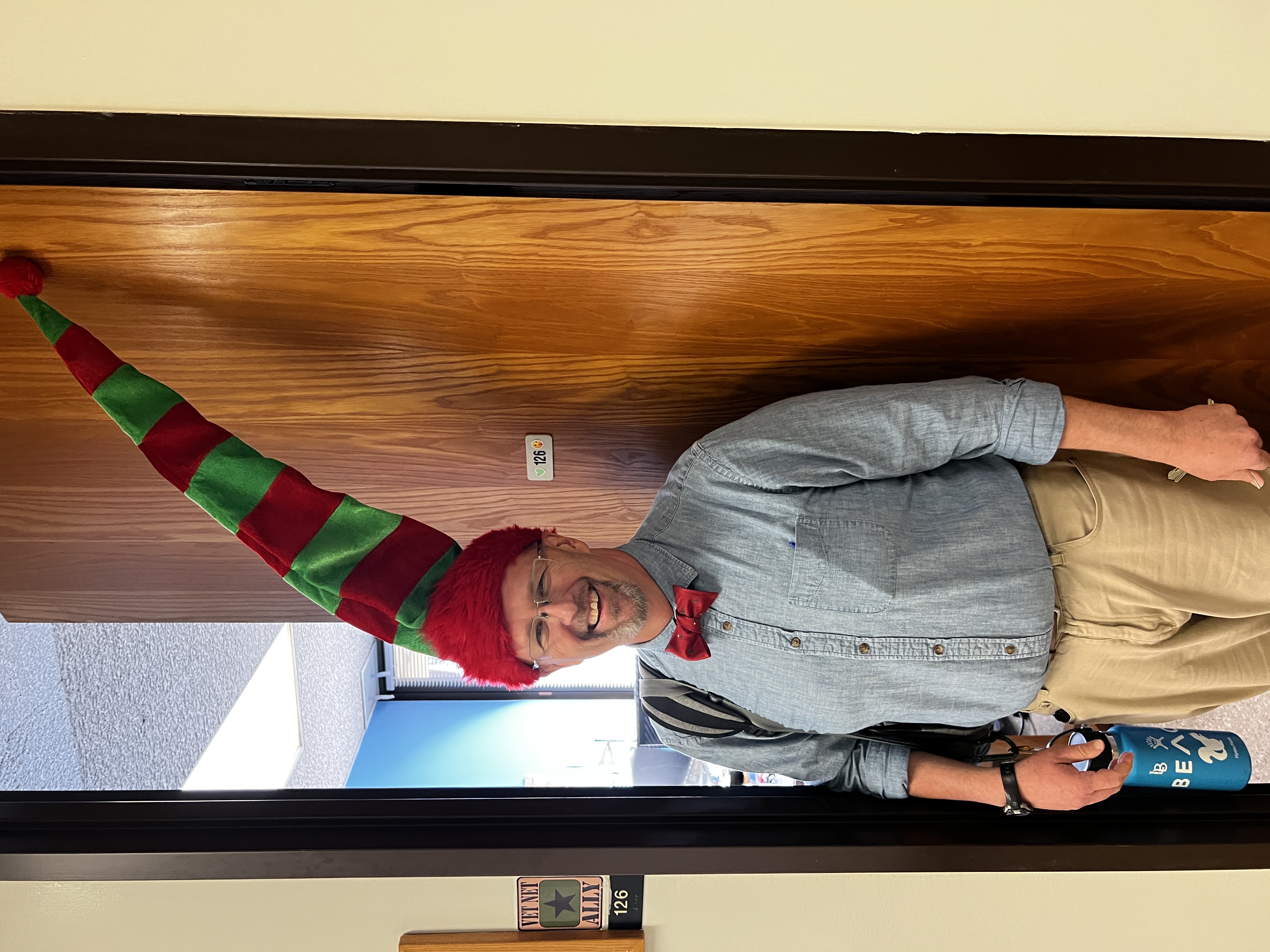 Img 1950: hat, cap, wood, finger, person, tie, adult, male, man, hardwood