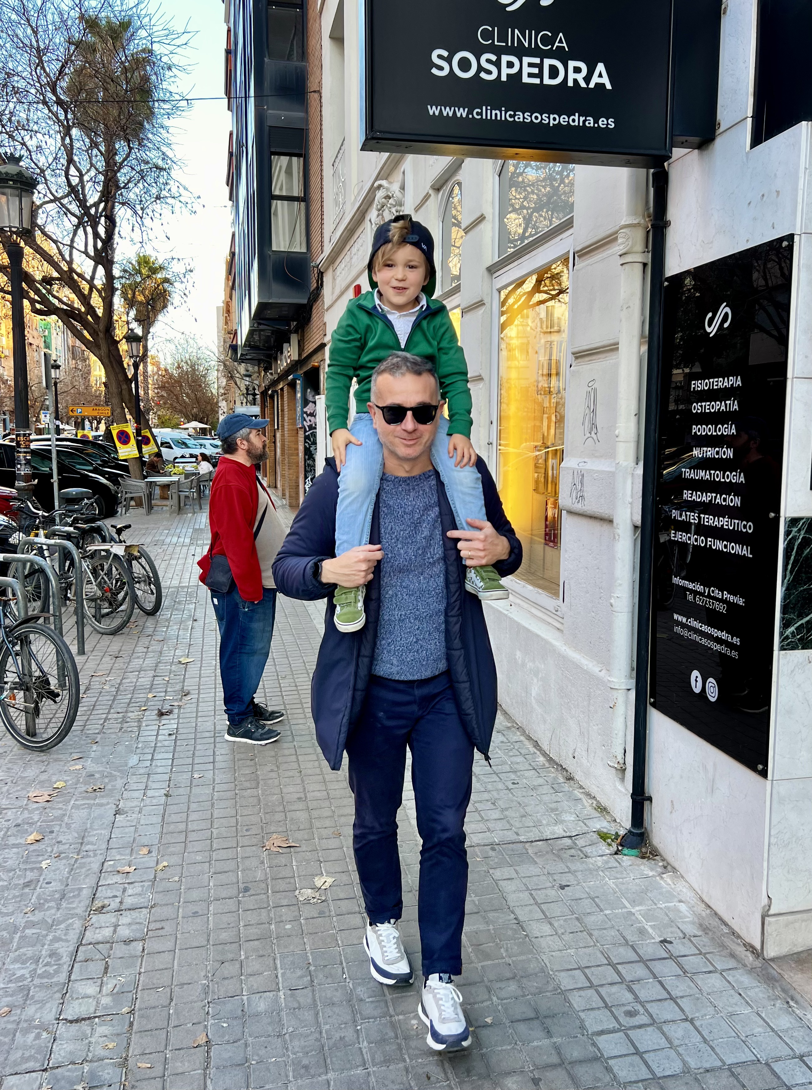 Img: pants, jeans, pedestrian, person, coat, handbag, glasses, adult, male, man