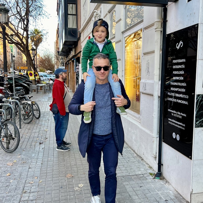 Img: pants, jeans, pedestrian, person, coat, handbag, glasses, adult, male, man