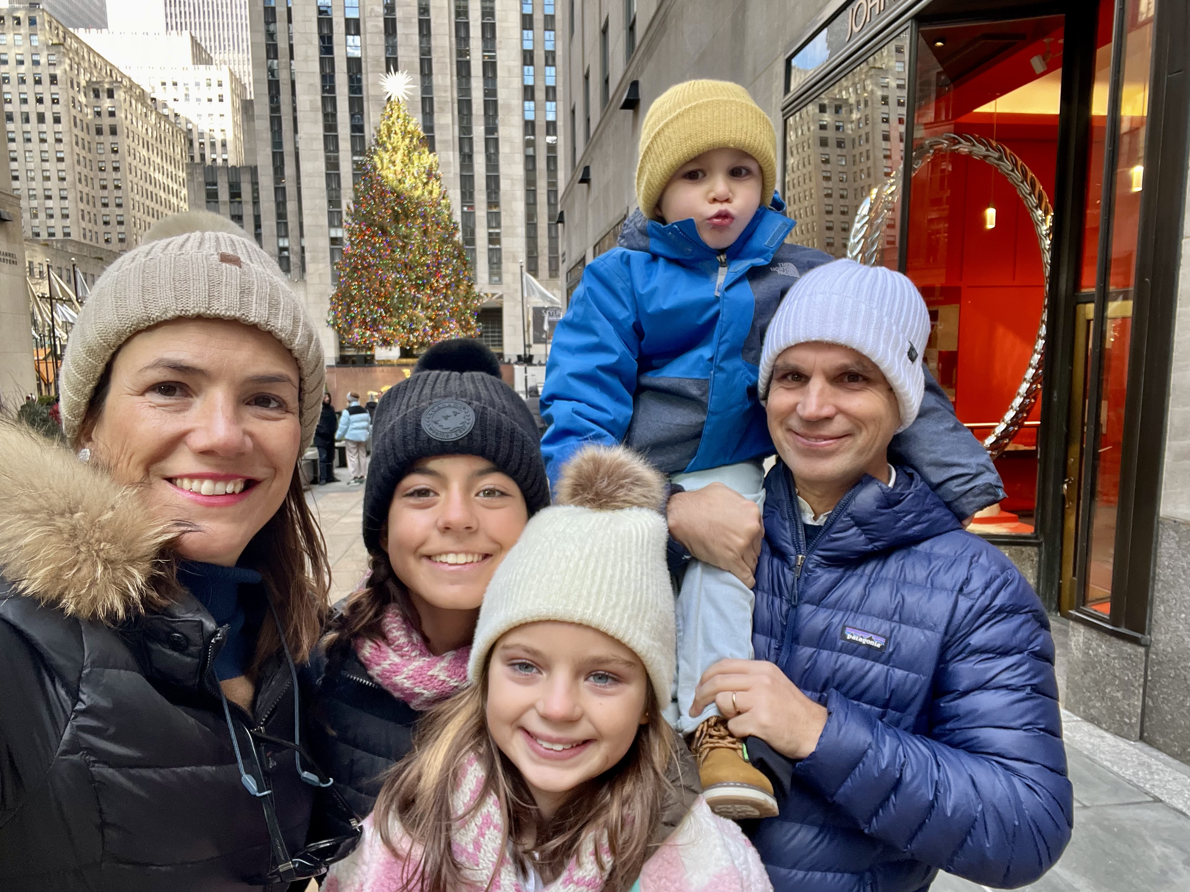 Img: hat, cap, coat, jacket, person, portrait, adult, female, woman, city