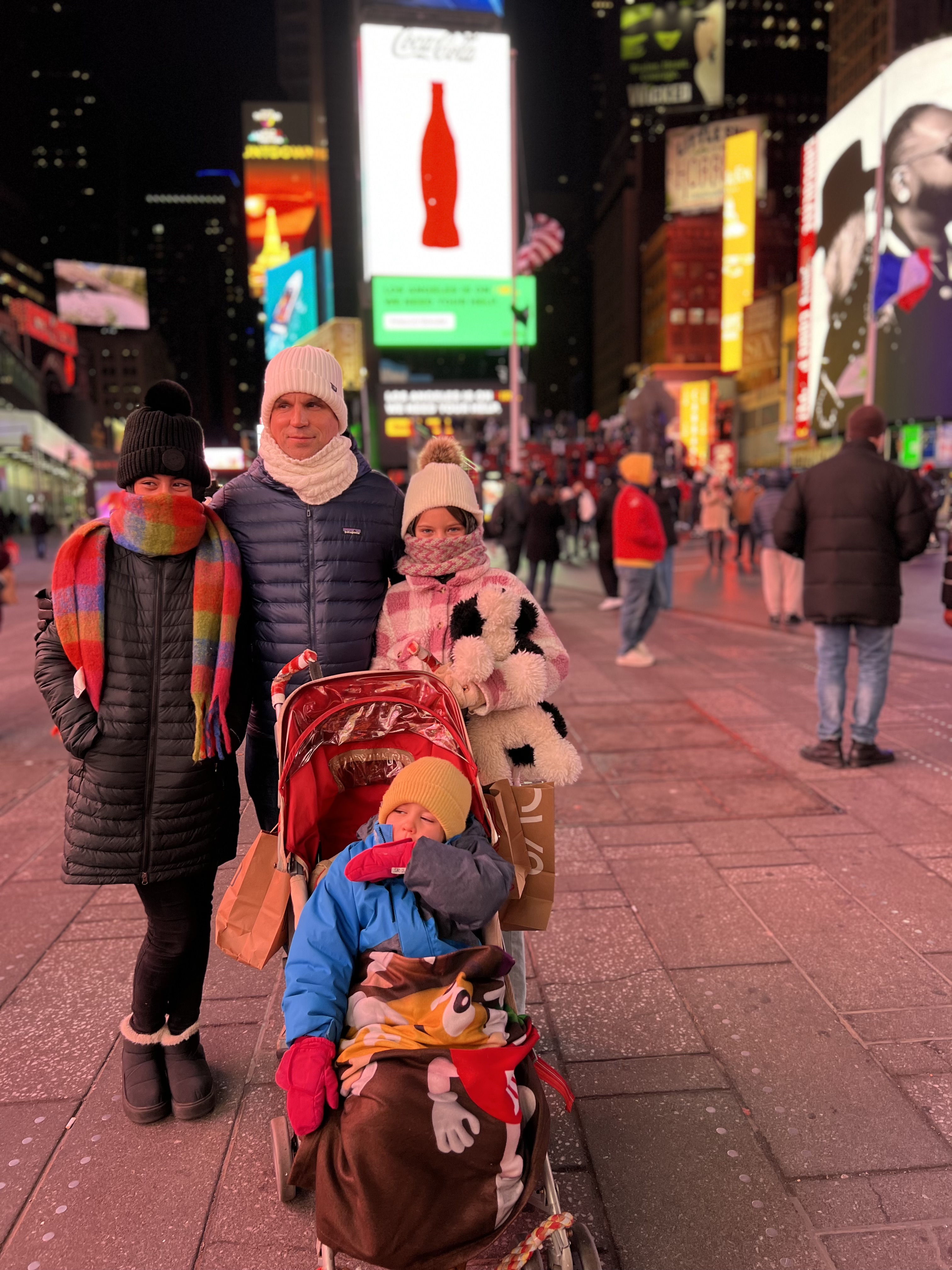 Img: path, sidewalk, glove, adult, female, person, woman, urban, handbag, man