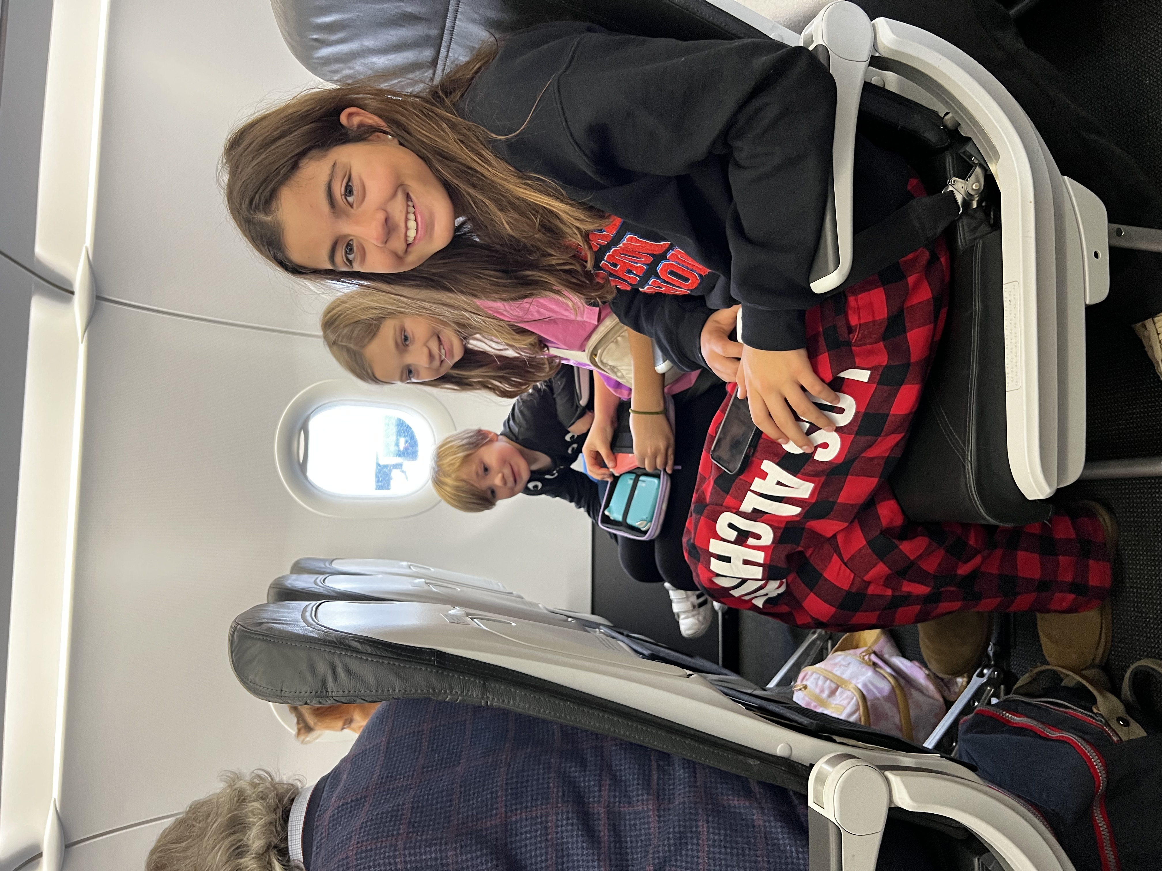 Img 1987: handbag, person, adult, male, man, aircraft, airplane, face, mobile phone, shoe