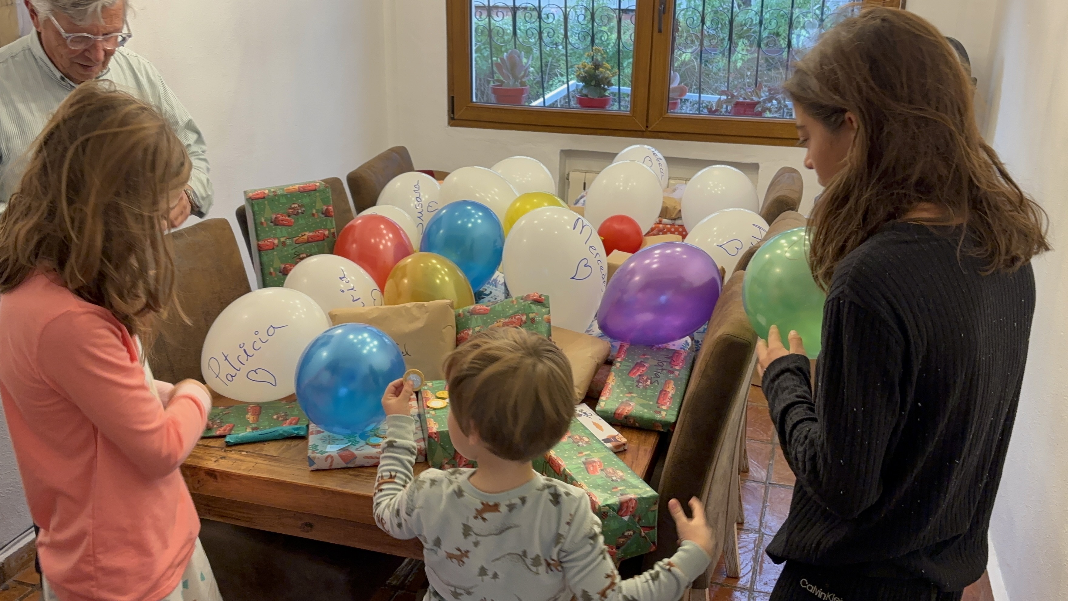 Img 1917: people, person, balloon, adult, female, woman, boy, child, male, glasses