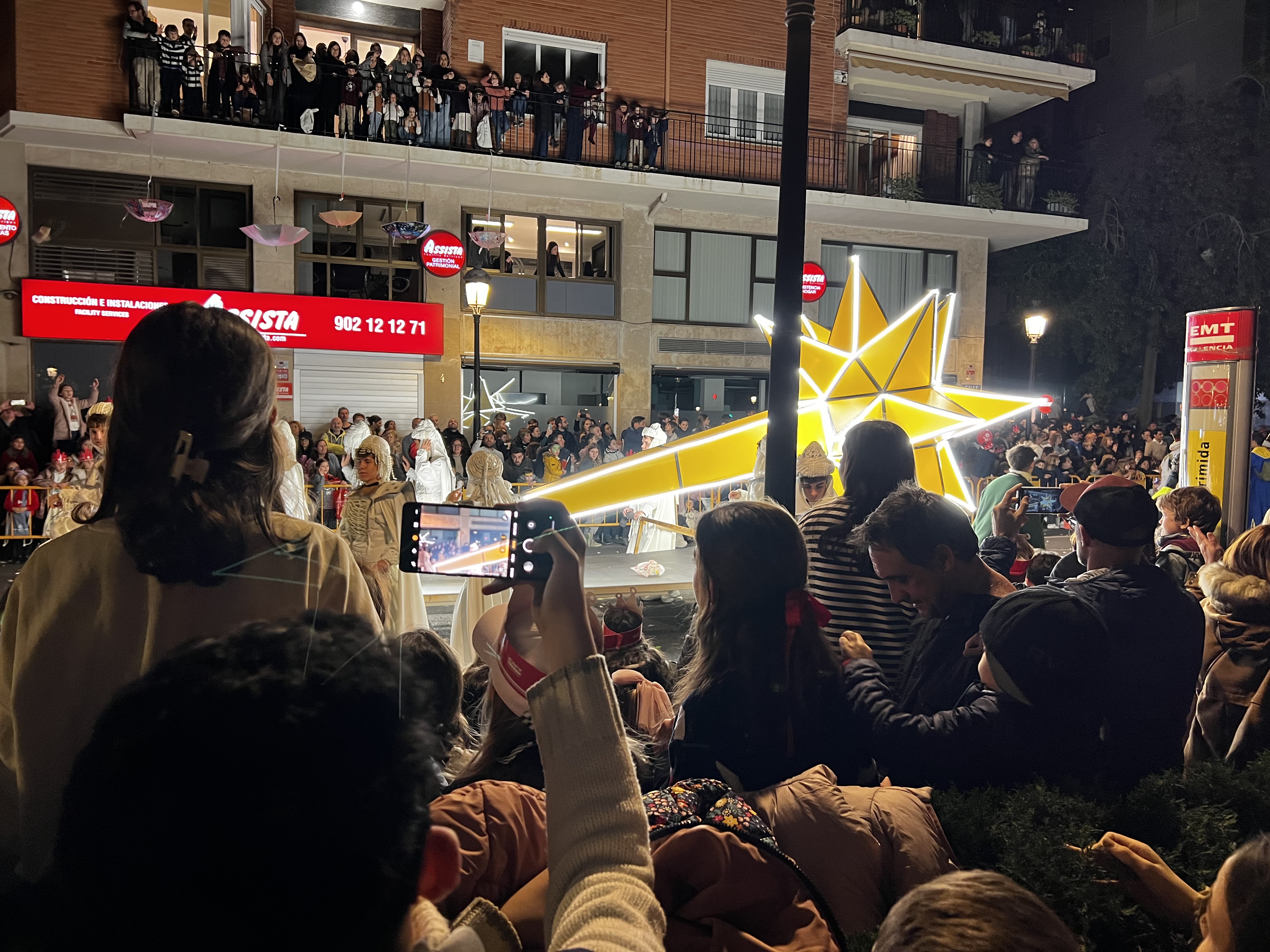Img: adult, female, person, woman, people, urban, male, man, crowd, hat